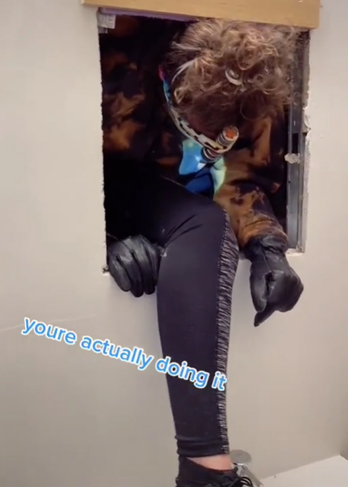 Woman Discovers A Hole Behind Her Bathroom Mirror - Decides To Go In And Finds An Entire Apartment Woman Discovers A Hole Behind Her Bathroom Mirror - Decides To Go In And Finds An Entire Apartment