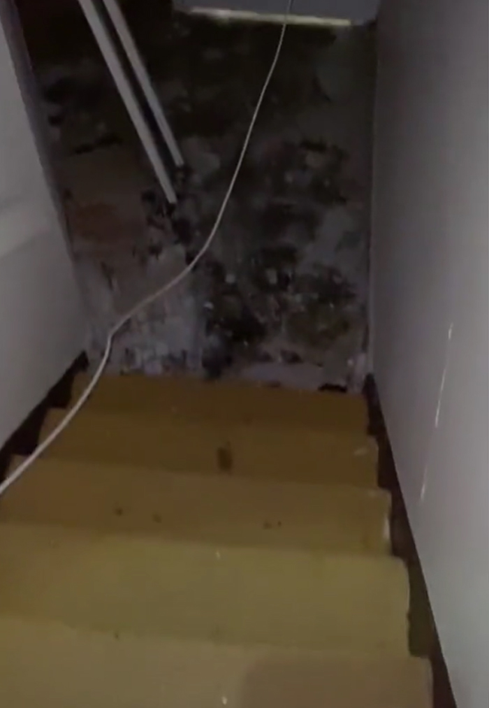 Woman Discovers A Hole Behind Her Bathroom Mirror - Decides To Go In And Finds An Entire Apartment Woman Discovers A Hole Behind Her Bathroom Mirror - Decides To Go In And Finds An Entire Apartment