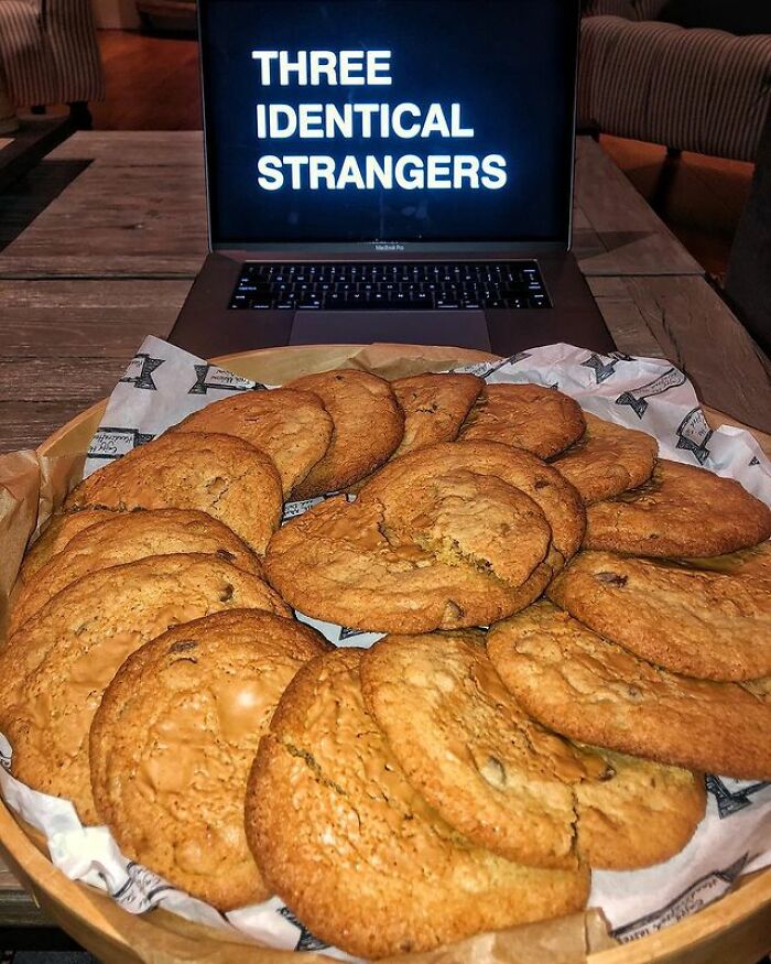 15 Enormous Cookies Of Milk Chocolate And Salted Caramel Chips With Peanut Butter In The Middle