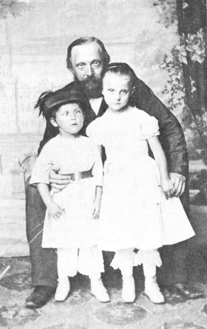 Til Of The Sausage Duel. Otto Von Bismarck Challenged His Political Nemesis (And Pioneer Of Social Medicine) Rudolf Virchow To A Duel, Allowing Him To Choose Weapons. Rudolf Decided Upon Sausages. One Sauage Would Be Safe, The Other Infected With Parasitic Larvae. Otto Recinded The Challenge.