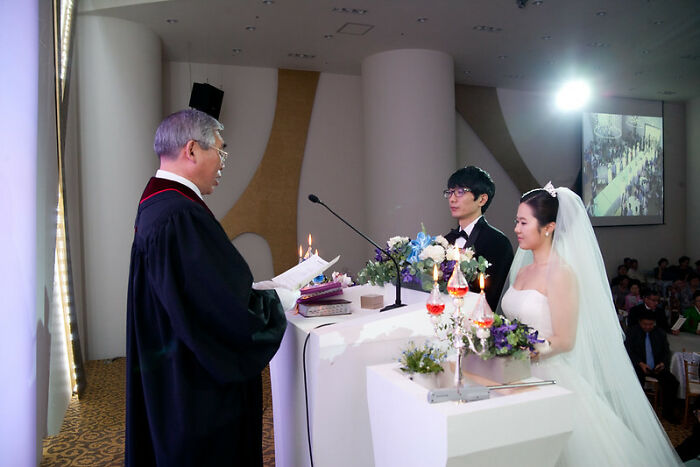 30 Wedding Traditions People In This Online Group Chose Or Would Choose To Ditch