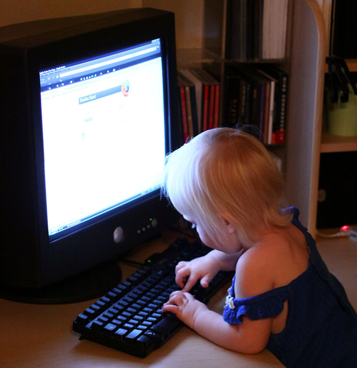 Dad&rsquo;s &ldquo;In Stitches&rdquo; After Finding Out These Texts From His Wife Were Actually From Kids Who Hacked Her Computer