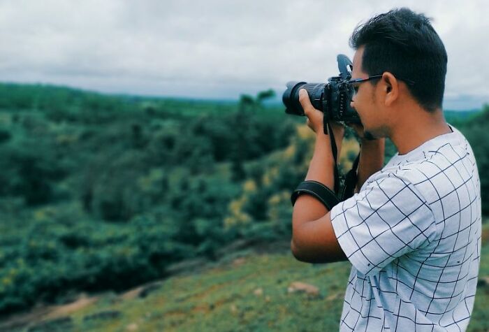 While Taking Photos, Dutch Say “Smile At The Little Bird”