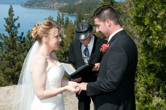 30 Wedding Traditions People In This Online Group Chose Or Would Choose To Ditch