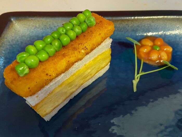 Lockdown Tasting Menu, Course Four. Sandwich Aux Doigts De Poisson Avec Vingt Petits Pois, Une Frite Solitaire Et Notre Garniture De Fleurs De Haricots. Bon Appétit!