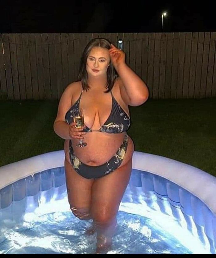 Found One In The Wild, All Her Pictures Had Her Second Chin Removed Like That