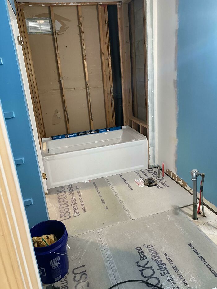 El gobierno ha ordenado el cierre de todos los negocios no esenciales, incluidos los de construcción. Este es el estado actual de mi único cuarto de baño