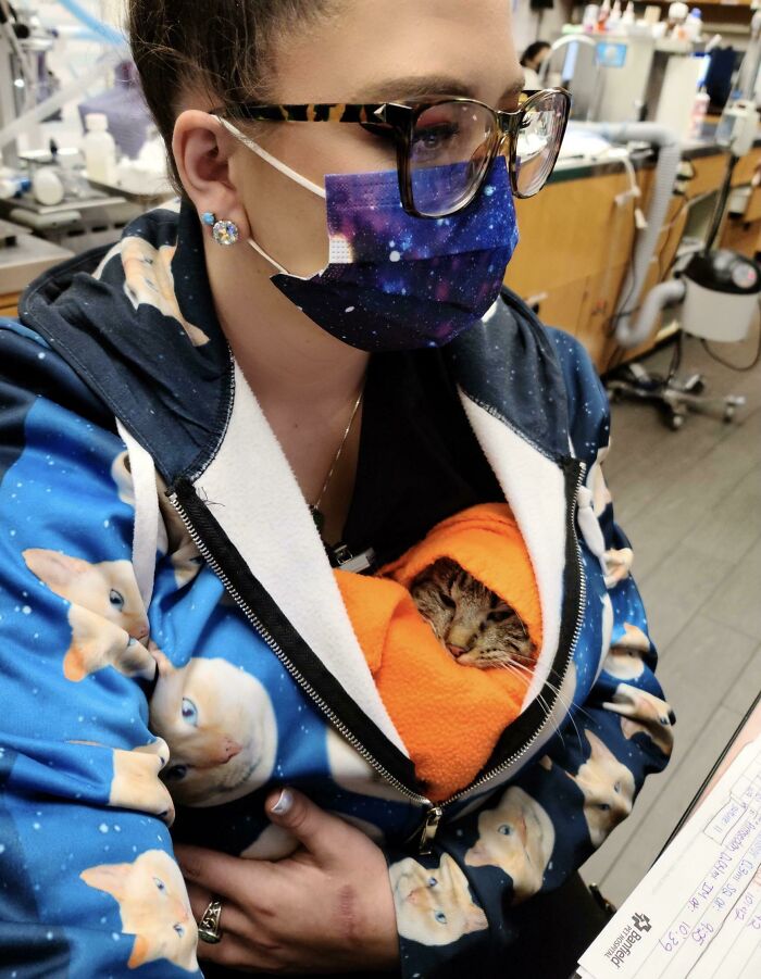 My Surgery Patient Was Cold So The Only Logical Solution Was To Warm Her Up While I Did My Medical Records. She’s Doing Great