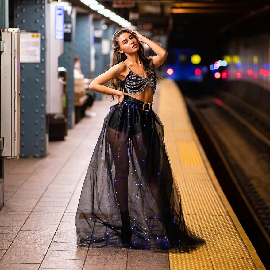 A Photographer Takes Pictures Of Random People On The Subway And The Result Is Incredible