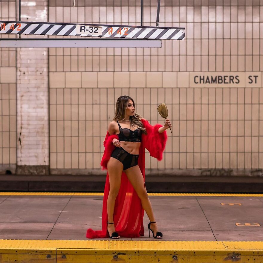 A Photographer Takes Pictures Of Random People On The Subway And The Result Is Incredible