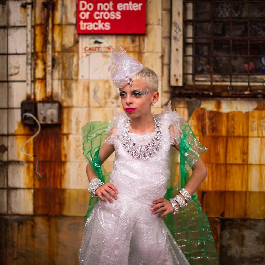 A Photographer Takes Pictures Of Random People On The Subway And The Result Is Incredible