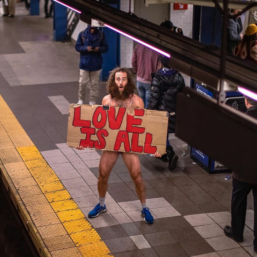 A Photographer Takes Pictures Of Random People On The Subway And The Result Is Incredible