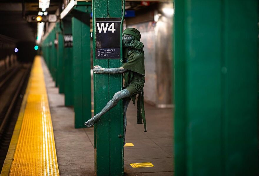 A Photographer Takes Pictures Of Random People On The Subway And The Result Is Incredible