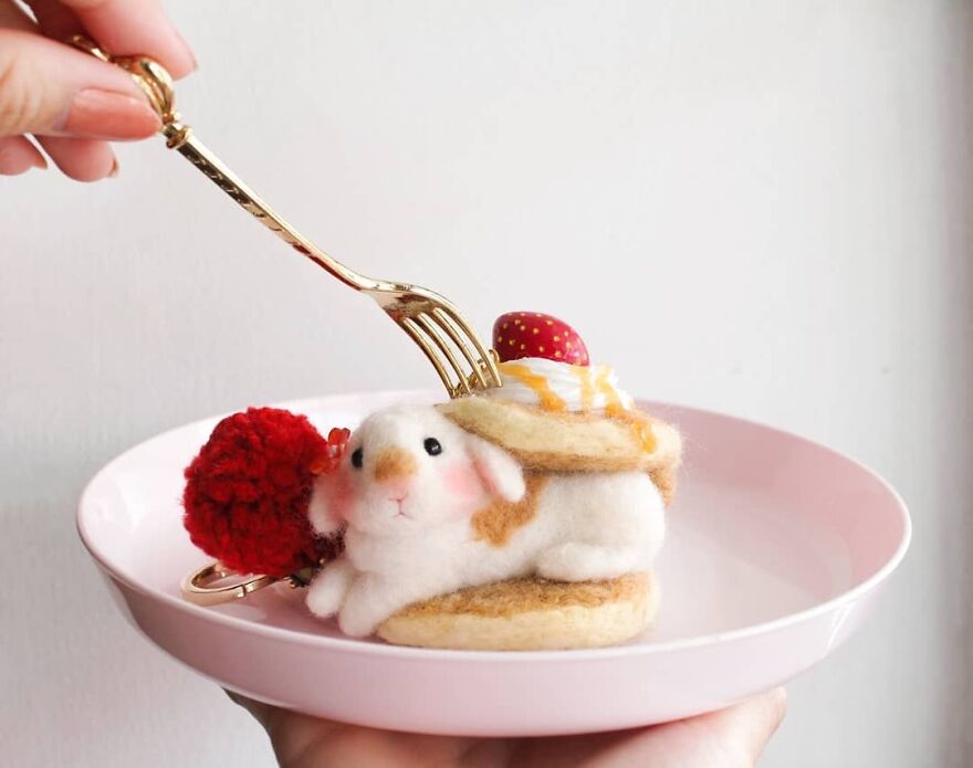 Bun Pancake, Anyone?🍓🥞
.
open Fast Po 😁🍓🐰
this One Just Sold, Booked By My Friend @lunaliliputian 🍓🐇
.
#mootomotto #needlefelt #pancakes #pancakeart #bunny