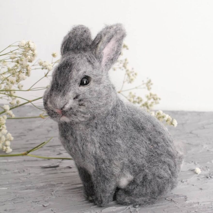 Now, Time To Take Attention To The Bunny🐇 This Was My Very First Time Making Real Look Bunny, What Do You Think? ( Well Well, No Judgment Here 🤪 ) I Hope I Can Make More In The Future Just Like Dogs, Because I Love The Way It Look 🖤 Calm And Sweet At The Same Time🐰
.
#reallookseriesmootomotto #needlefelt #bunny #rabbit