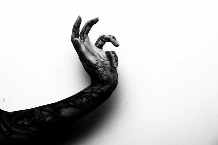 When Your Friend Asks You For Hand Reference And You Decide To Take Creative License. 🌀😎👐🏽 #notatallwhatheaskedfor #toobadsucka
#mywristboneisontheunderside #brokeassbones