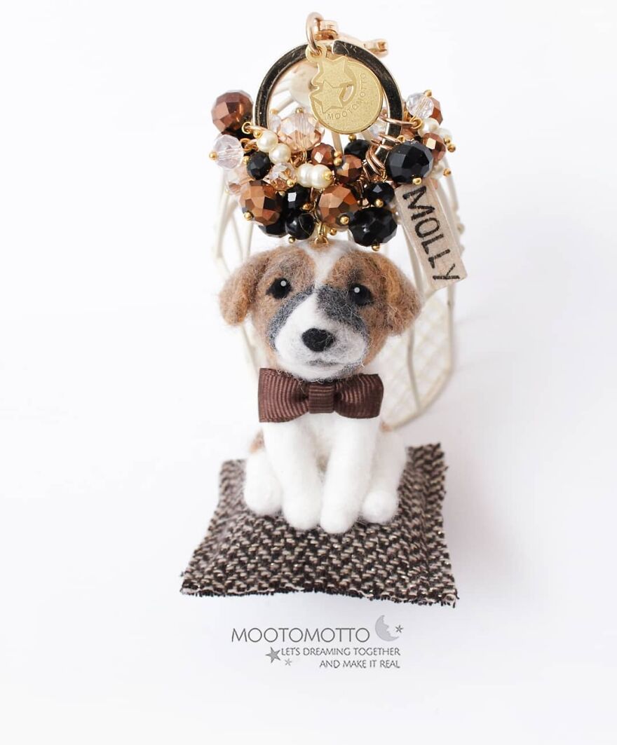 Happy Chinese New Year For All Of You Who Celebrate 😚😚 It's A Year Of Dog😍😍 I Don't Care About The Superstition Behind It, I Just Love The Dog Anyway😆🖤.
..........................................................
toy Look Version Of Molly 🐕
swipe To See The Real Dog😘
#toylookseriesmootomotto #needlefelt #dog