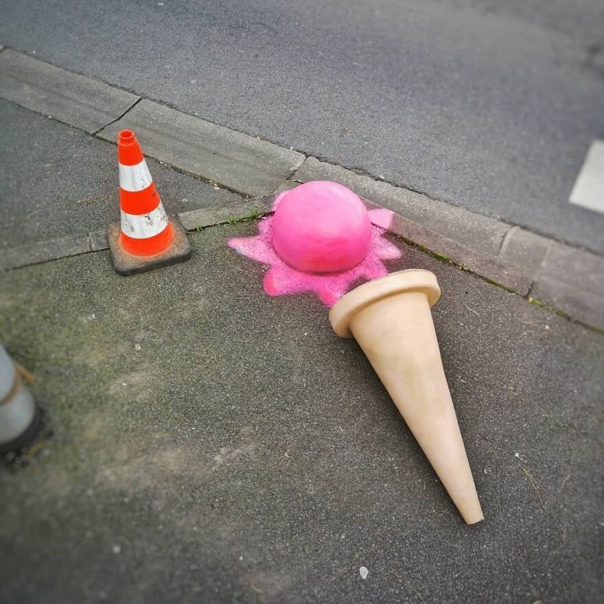Tooo Sad For That Big Ice Cream With Biggg Urban Cone. 2 Month Ago In Lievin
grosse Glace Avec Grand Cône De Chantier Et Gros Plot À Lievin Il Y A 2 Mois.
#mtn94 #streetart #oakoak #urban #cone #chantier #icecream #glace #stramberry #montana94 #urbanintervention #intervention #oak #boule #tomber #oups #graff #paint #art