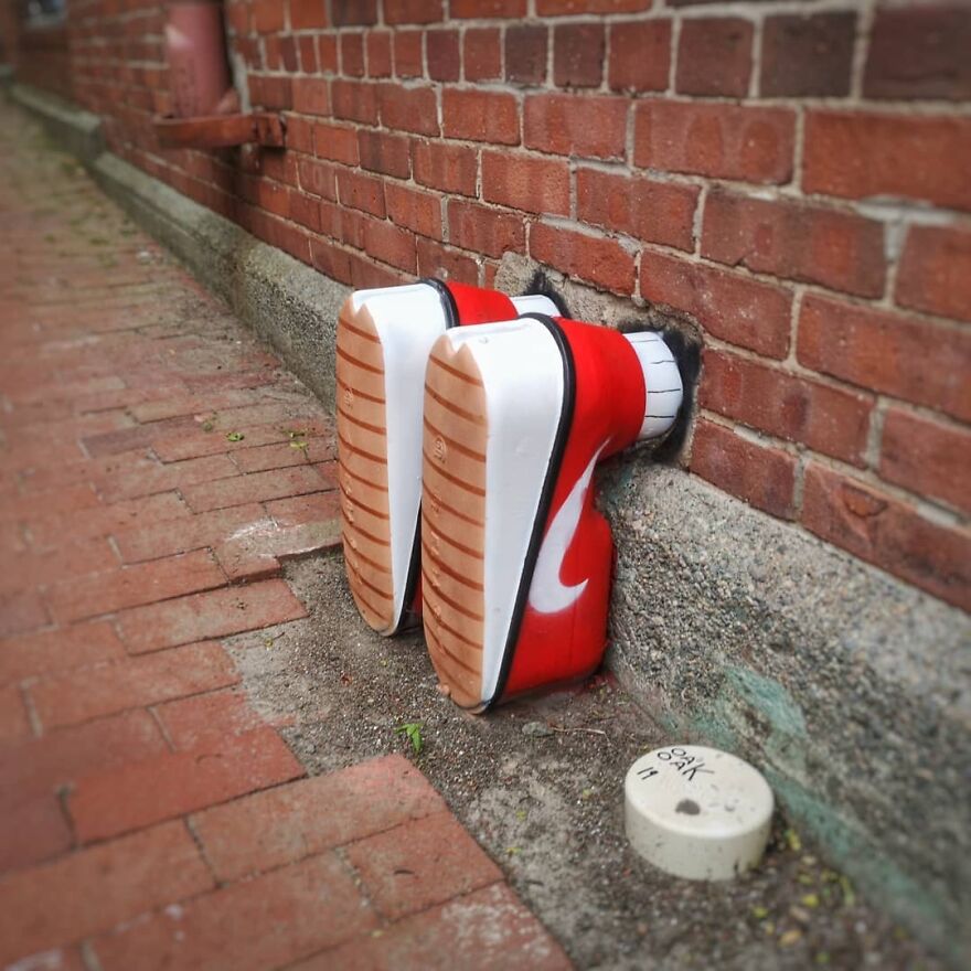 "Être Au Pieds Du Mur". Intervention For @festivalinspire In Moncton Canada.
#oakoak #inspire #moncton #canada #nike #urbanintervention #shoes #basket #streetart #fun #art #urban #urbanart #stencil #graff #graffiti #graffitiart #mtn94 #montanacolors #wall #wallart #mur #pieds #foot