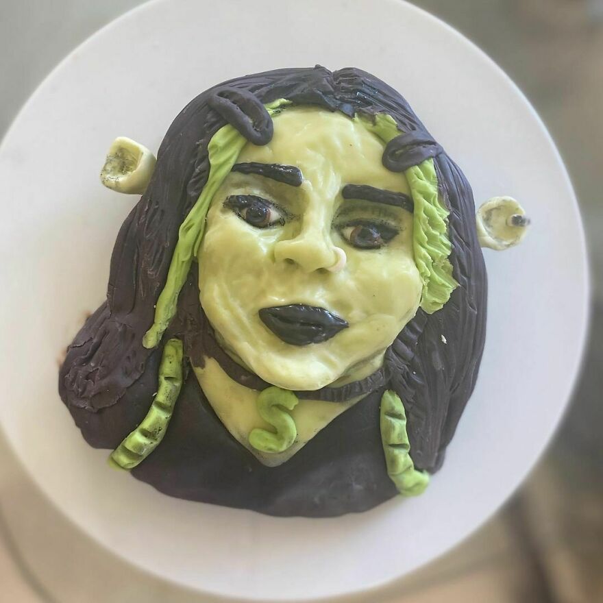 Because Every Emo King Needs A Goth GF Queen 🥀
.
.
*sigh* Clearly Tiktok Is Changing The Content Of This Page And Making Me Braver. Chocolate Fudge Goth Girl Fiona. What Should I Make Next?
.
.
#cake #cakedecorating #cakesofinstagram #cakeart #shrekcake #shrekmemes #fiona #emoshrek #emofiona #baking #bake #bakingthursdays