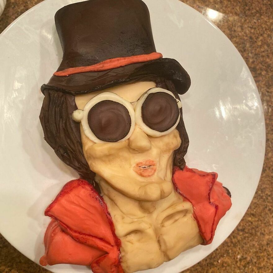 A Willy Wonka Tiktok Cake For Your Morning 😘
.
.
funfetti Cake, Chocolate Fudge Frosting, And Modeling Chocolate :) Video Coming Soon!
.
.
#cake #cakedecorating #willywonka #willywonkatiktok #charlieandthechocolatefactory #johnnydepp #wonka #cakeart #cakeartist #bakingthursdays