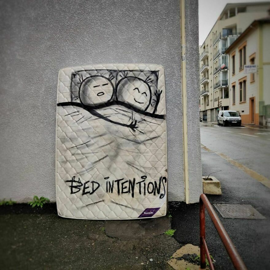 "Bed Intentions" 😇😈
#bed #badintentions #funny #bedart #streetart #urbanintervention #art #urban #arturbain #oakoak #matelas #lit #angel #hug
