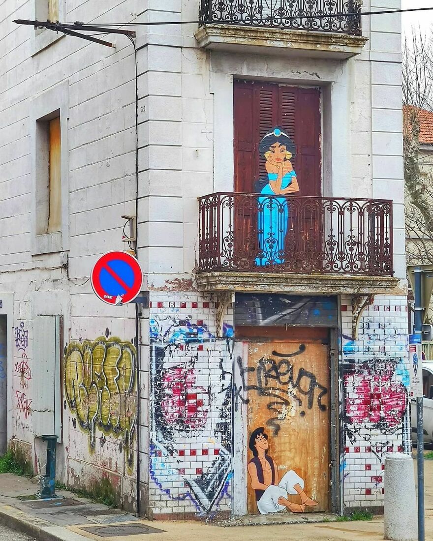 "A Whole New World" In 2021.
#oakoak #streetart #urbanintervention #art #urban #arturbain #wallart #aladdin #jasmine #princess #prince #princesse #2021 #world #monde #art