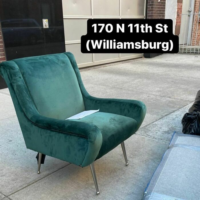 Beautiful Green Velvet Chair. Legs May Need Some Help!
