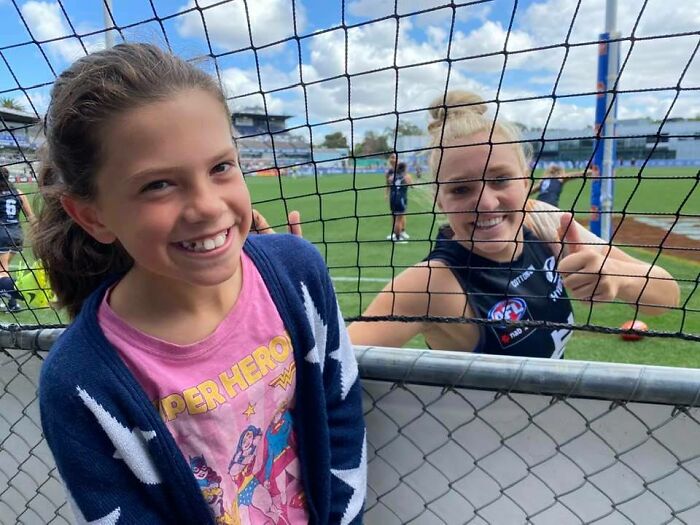 Girl's Idol Visits Her Instead Of Answering Her Heartwarming Letter