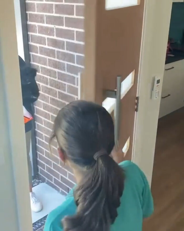 Girl's Idol Visits Her Instead Of Answering Her Heartwarming Letter