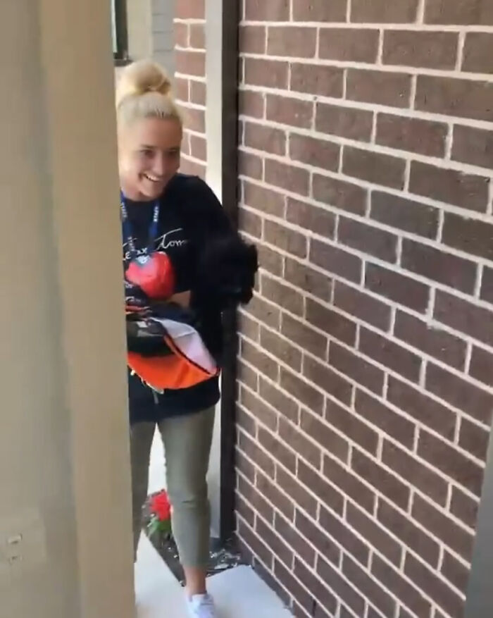 Girl's Idol Visits Her Instead Of Answering Her Heartwarming Letter