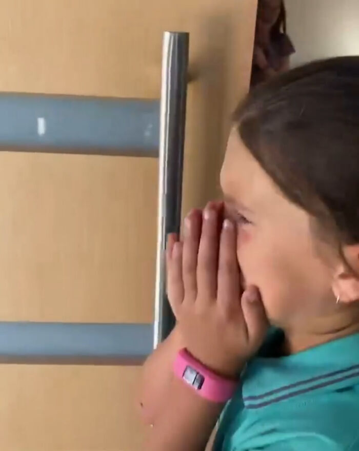 Girl's Idol Visits Her Instead Of Answering Her Heartwarming Letter