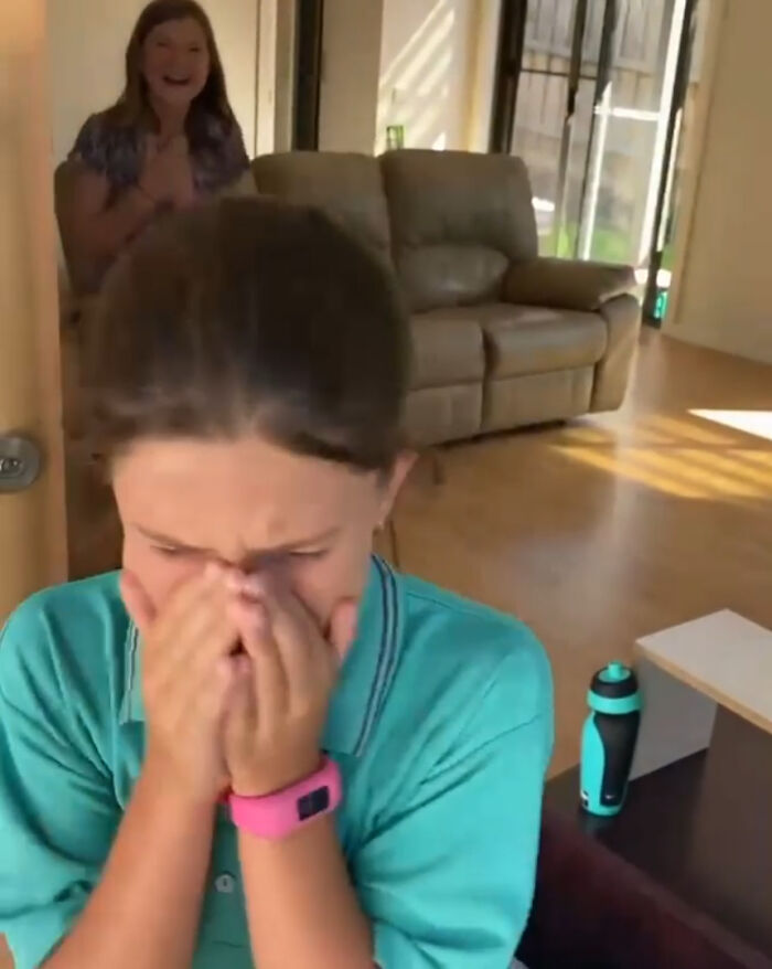 Girl's Idol Visits Her Instead Of Answering Her Heartwarming Letter