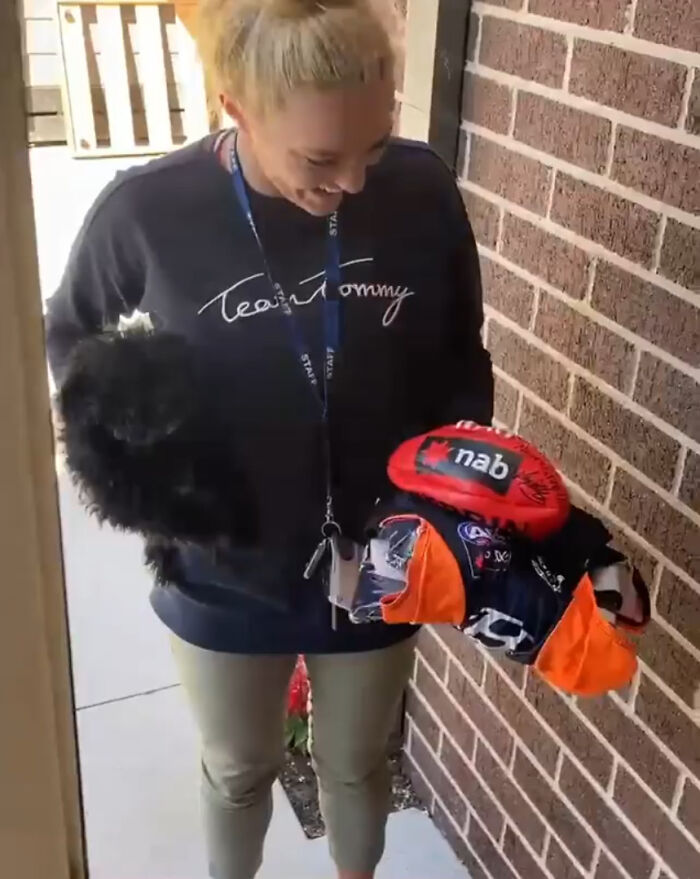 Girl's Idol Visits Her Instead Of Answering Her Heartwarming Letter