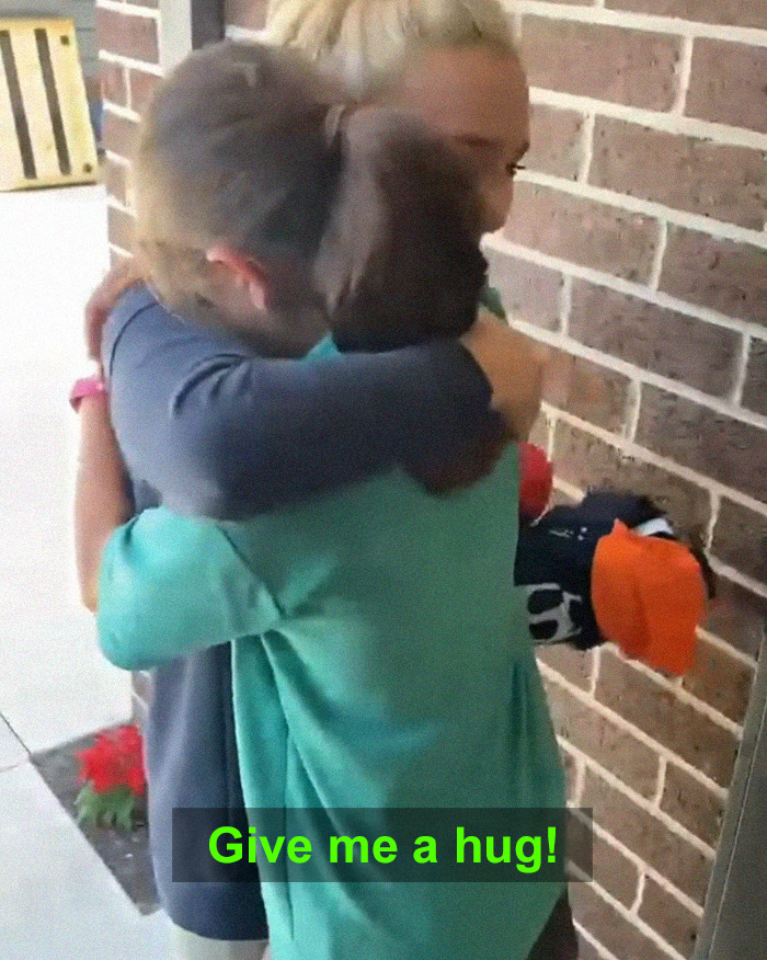 Girl's Idol Visits Her Instead Of Answering Her Heartwarming Letter