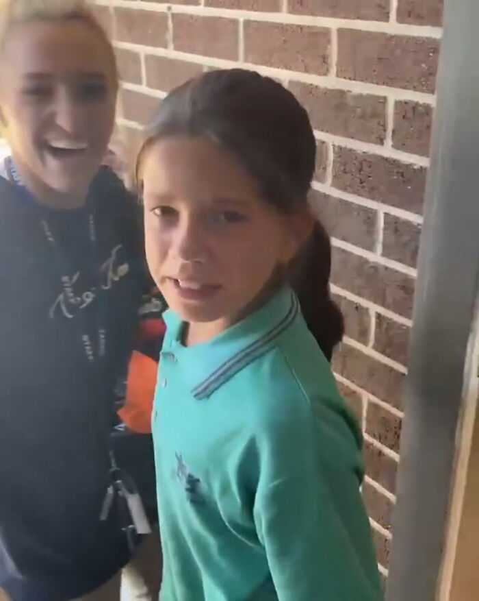 Girl's Idol Visits Her Instead Of Answering Her Heartwarming Letter