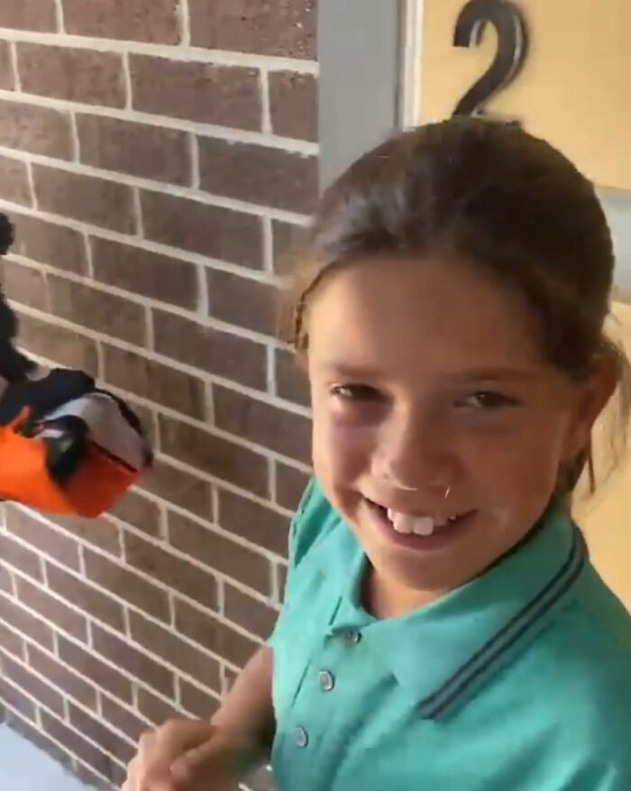 Girl's Idol Visits Her Instead Of Answering Her Heartwarming Letter