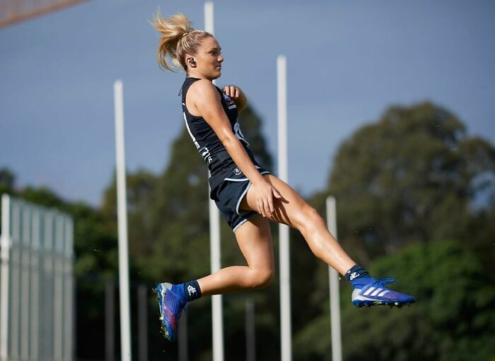 Girl's Idol Visits Her Instead Of Answering Her Heartwarming Letter