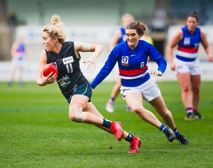 Girl's Idol Visits Her Instead Of Answering Her Heartwarming Letter