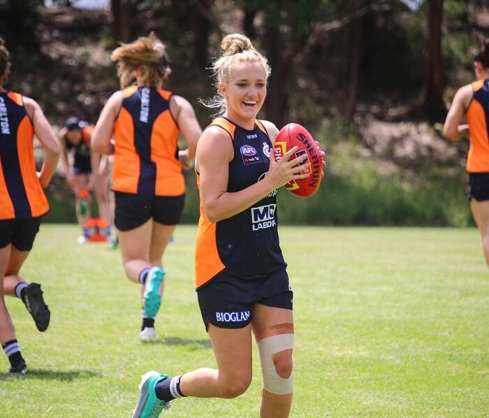 Girl's Idol Visits Her Instead Of Answering Her Heartwarming Letter