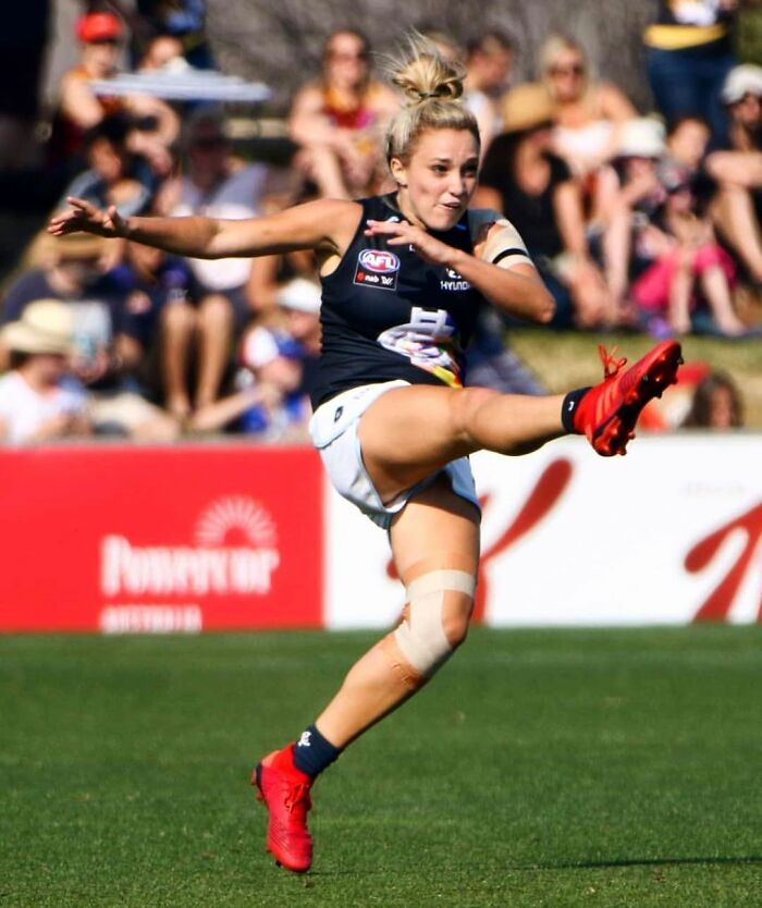 Girl's Idol Visits Her Instead Of Answering Her Heartwarming Letter