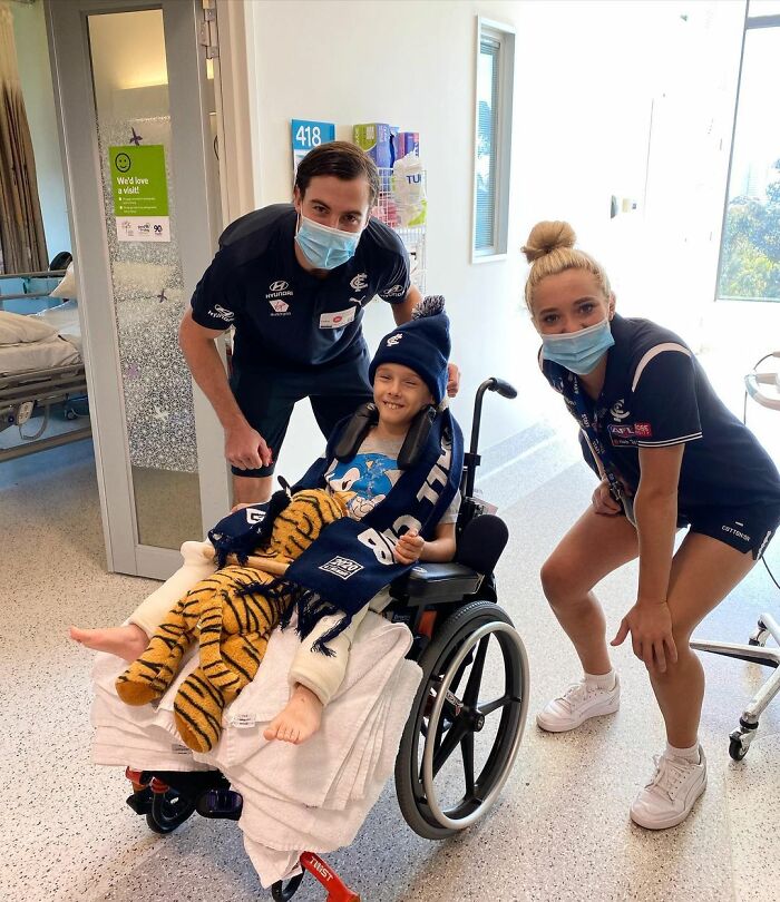 Girl's Idol Visits Her Instead Of Answering Her Heartwarming Letter