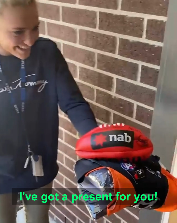 Girl's Idol Visits Her Instead Of Answering Her Heartwarming Letter