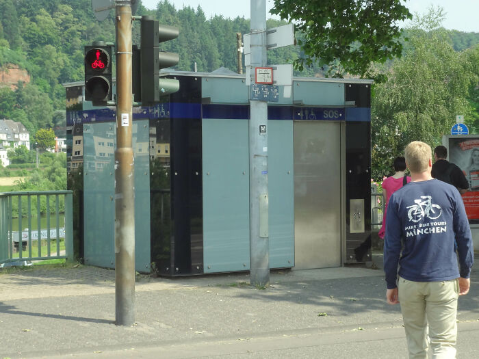 Americans Reveal Their 40 Most WTF Moments While Visiting Europe In This Viral Thread