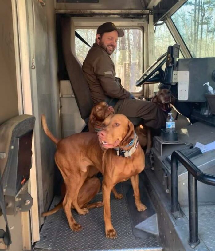 UPS-Delivery-Driver-Meets-Dogs