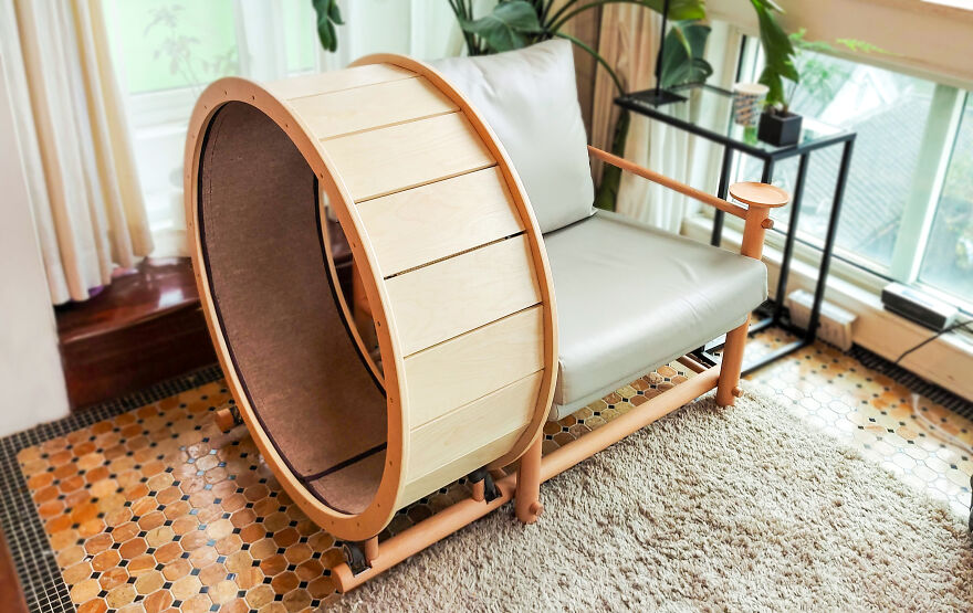 A Chair With An Integrated Running Wheel Was Invented For Cat Lovers A Chair With An Integrated Running Wheel Was Invented For Cat Lovers