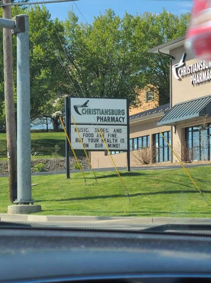 This Town Has A Sign War Going On Between Many Businesses And It's Entertaining The Locals (20 Pics)