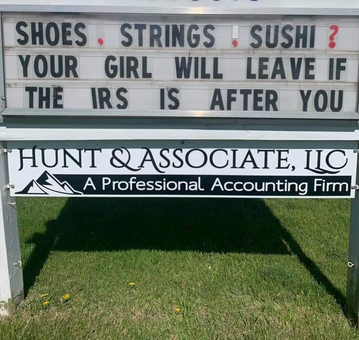 This Town Has A Sign War Going On Between Many Businesses And It's Entertaining The Locals (20 Pics)