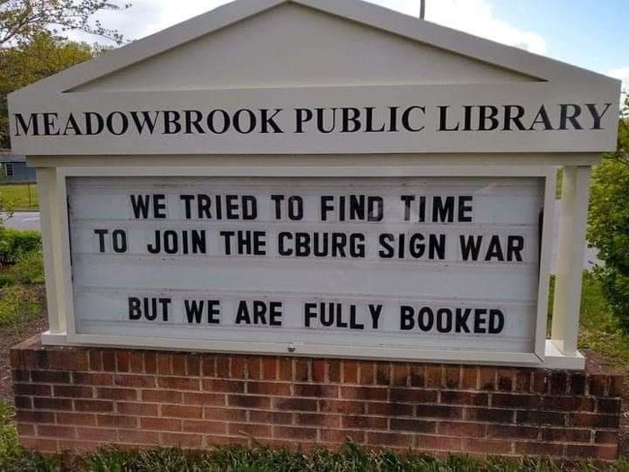 This Town Has A Sign War Going On Between Many Businesses And It's Entertaining The Locals (20 Pics)