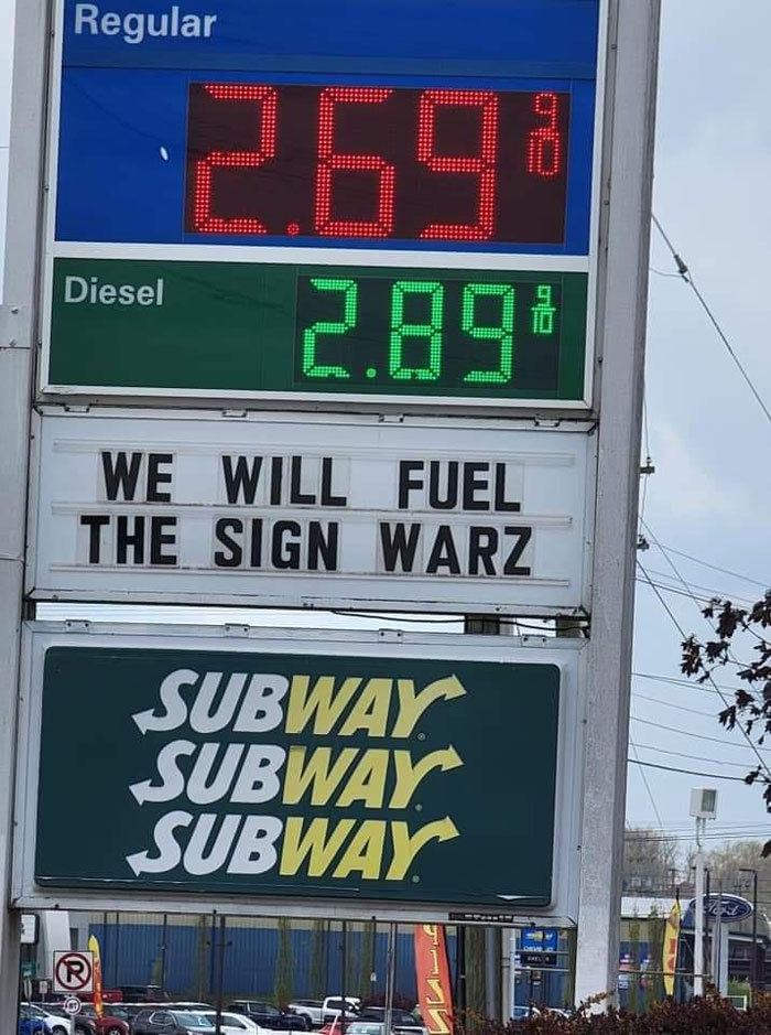 This Town Has A Sign War Going On Between Many Businesses And It's Entertaining The Locals (20 Pics)